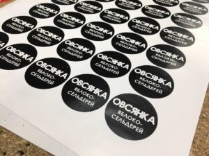 Изготовление виниловых стикеров недорого