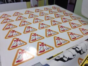 Изготовление виниловых стикеров дешево