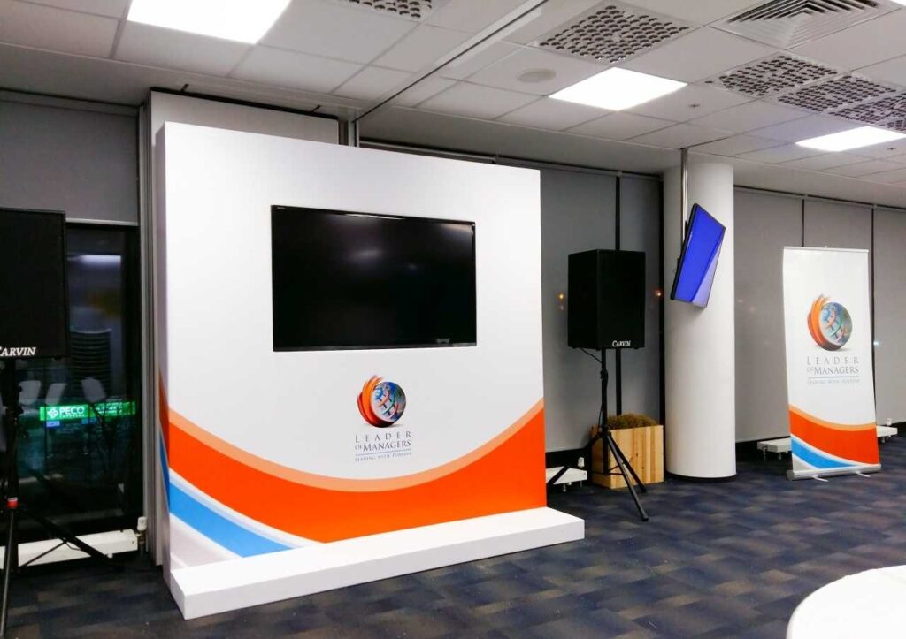 Изготовление brand wall для бизнеса в Москве