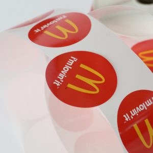 Печать двухсторонних наклеек Печать двухсторонних наклеек