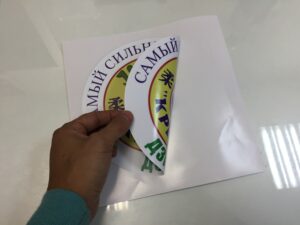 Печать двухсторонних наклеек на заказ