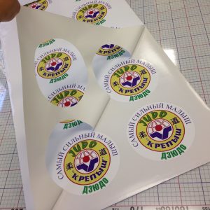 Печать двухсторонних наклеек Печать двухсторонних наклеек