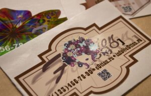 Печать глянцевых наклеек
