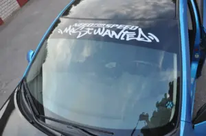 Печать наклеек на лобовое стекло автомобиля дешево