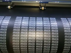 Печать наклеек на прозрачной пленке с белилами в tprint
