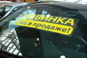 Печать наклеек на прозрачной пленке с белилами в типографии