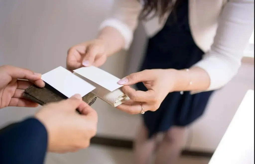 Как раздавать визитки?